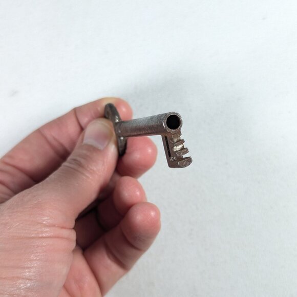 Antique skeleton Key pendant LE, home decor, vintage latch key - Picture 6 of 9